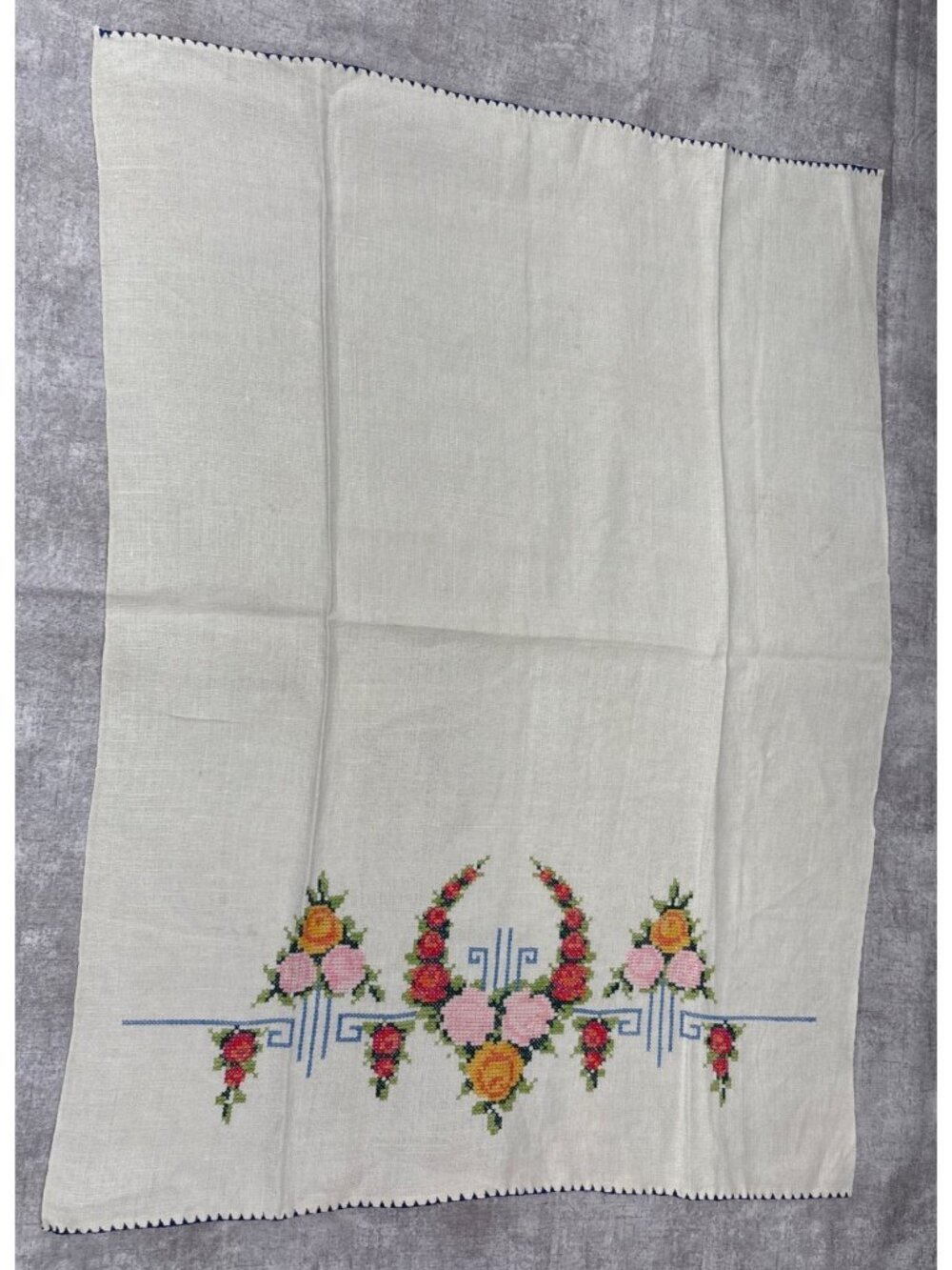 Embroidered Floral Linen Finger Towel Handmade 19" x 14" Delicate Stitching Vtg - Picture 2 of 10
